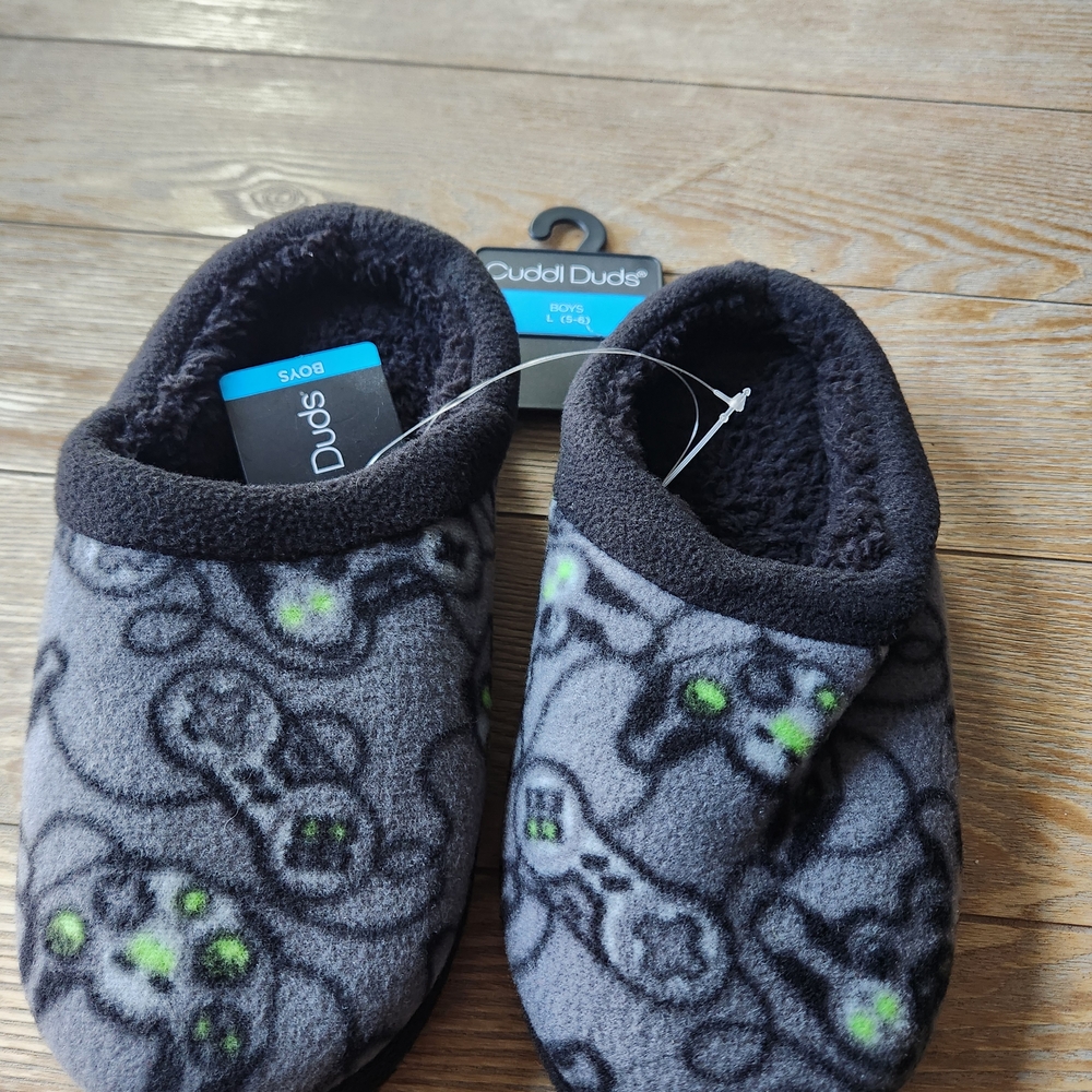 Cuddl Duds Youth Boys Gray Slippers with Green Accents